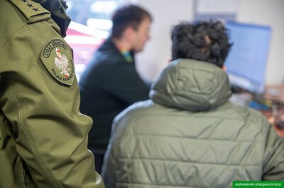 Funkcjonariusz Straży Granicznej podczas wykonywania czynności służbowych Funkcjonariusz Straży Granicznej podczas wykonywania czynności służbowych