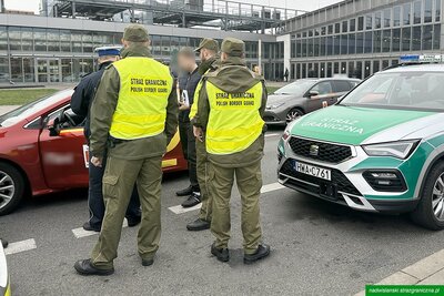 Funkcjonariusze Straży Granicznej podczas akcji „Bezpieczny Przewóz” Funkcjonariusze Straży Granicznej podczas akcji „Bezpieczny Przewóz”
