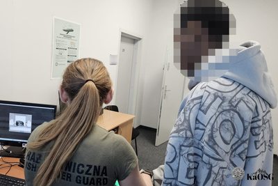 Funkcjonariuszka Straży Granicznej podczas wykonywania czynności służbowych Funkcjonariuszka Straży Granicznej podczas wykonywania czynności służbowych