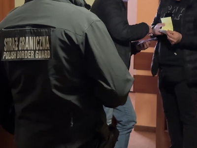 Funkcjonariusz Straży Granicznej podczas wykonywania czynności służbowych Funkcjonariusz Straży Granicznej podczas wykonywania czynności służbowych