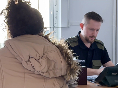 Funkcjonariusz Straży Granicznej podczas wykonywania czynności służbowych Funkcjonariusz Straży Granicznej podczas wykonywania czynności służbowych