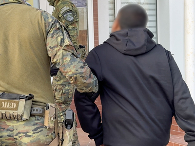 Funkcjonariusz Straży Granicznej podczas wykonywania czynności służbowych Funkcjonariusz Straży Granicznej podczas wykonywania czynności służbowych