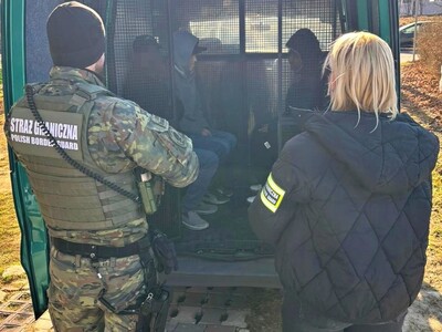 Funkcjonariusze Straży Granicznej podczas wykonywania czynności służbowych Funkcjonariusze Straży Granicznej podczas wykonywania czynności służbowych