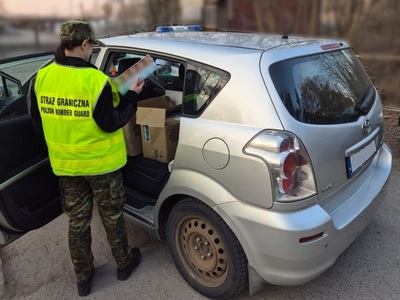 Funkcjonariuszka Straży Granicznej podczas wykonywania czynności służbowych Funkcjonariuszka Straży Granicznej podczas wykonywania czynności służbowych