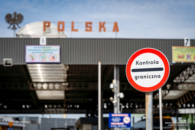 Znak Kontrola Graniczna w tle przejście drogowe Znak Kontrola Graniczna w tle przejście drogowe