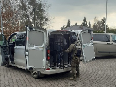 Funkcjonariusz Straży Granicznej podczas wykonywania czynności służbowych Funkcjonariusz Straży Granicznej podczas wykonywania czynności służbowych