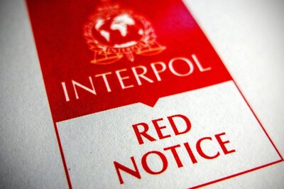 Grafika czerwona nota Interpolu Grafika czerwona nota Interpolu