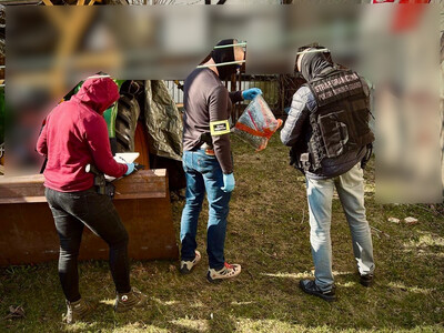 Funkcjonariusze Straży Granicznej podczas wykonywania czynności służbowych Funkcjonariusze Straży Granicznej podczas wykonywania czynności służbowych