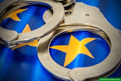 Kajdanki leżą na fladze Unii Europejskiej Kajdanki leżą na fladze Unii Europejskiej