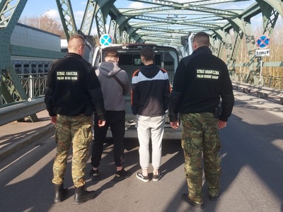 Funkcjonariusze Straży Granicznej podczas wykonywania czynności służbowych Funkcjonariusze Straży Granicznej podczas wykonywania czynności służbowych