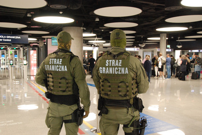Funkcjonariusze Straży Granicznej podczas wykonywania czynności służbowych Funkcjonariusze Straży Granicznej podczas wykonywania czynności służbowych
