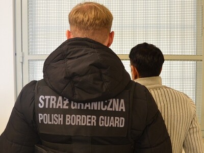 Funkcjonariusze Straży Granicznej podczas wykonywania czynności służbowych Funkcjonariusze Straży Granicznej podczas wykonywania czynności służbowych