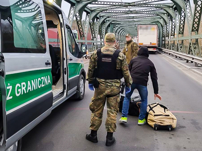 Funkcjonariusze Straży Granicznej podczas wykonywania czynności służbowych Funkcjonariusze Straży Granicznej podczas wykonywania czynności służbowych