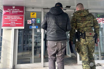 Funkcjonariusz Straży Granicznej podczas wykonywania czynności służbowych Funkcjonariusz Straży Granicznej podczas wykonywania czynności służbowych