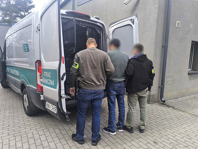 Funkcjonariusze Straży Granicznej podczas wykonywania czynności służbowych Funkcjonariusze Straży Granicznej podczas wykonywania czynności służbowych