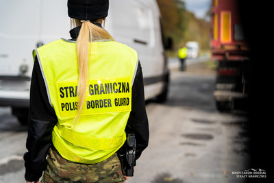 Funkcjonariuszka Straży Granicznej podczas wykonywania czynności służbowych Funkcjonariuszka Straży Granicznej podczas wykonywania czynności służbowych