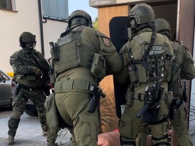 Funkcjonariusze Straży Granicznej podczas wykonywania czynności służbowych Funkcjonariusze Straży Granicznej podczas wykonywania czynności służbowych