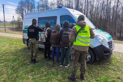 Funkcjonariusze Straży Granicznej i żołnierz WOT podczas wykonywania czynności służbowych Funkcjonariusze Straży Granicznej i żołnierz WOT podczas wykonywania czynności służbowych