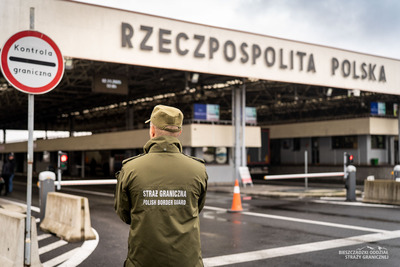 Funkcjonariusz Straży Granicznej podczas wykonywania czynności służbowych na przejściu granicznym Funkcjonariusz Straży Granicznej podczas wykonywania czynności służbowych na przejściu granicznym