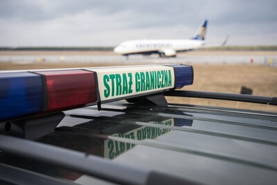 Pojazd służbowy Straży Granicznej w tle samolot Pojazd służbowy Straży Granicznej w tle samolot