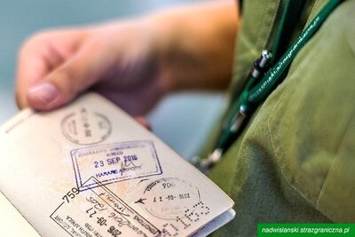 Funkcjonariusze Straży Granicznej podczas wykonywania czynności służbowych Funkcjonariusze Straży Granicznej podczas wykonywania czynności służbowych