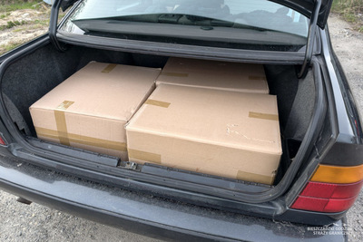 Kartony z nielegalnymi papierosami w pojeździe Kartony z nielegalnymi papierosami w pojeździe