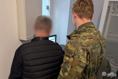 Funkcjonariusz Straży Granicznej podczas wykonywania czynności służbowych Funkcjonariusz Straży Granicznej podczas wykonywania czynności służbowych