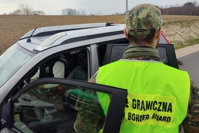 Funkcjonariusz Straży Granicznej podczas wykonywania czynności służbowych Funkcjonariusz Straży Granicznej podczas wykonywania czynności służbowych