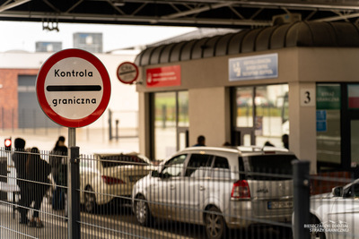 Znak Kontrola Graniczna w tle przejście drogowe Znak Kontrola Graniczna w tle przejście drogowe