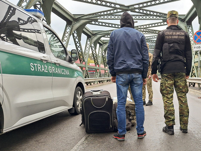 Funkcjonariusz Straży Granicznej podczas wykonywania czynności służbowych Funkcjonariusz Straży Granicznej podczas wykonywania czynności służbowych