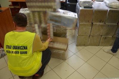 Zatrzymani mężczyźni i ujawniony towar 