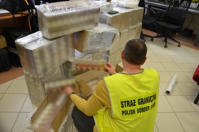 Zatrzymani mężczyźni i ujawniony towar 