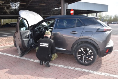 Funkcjonariusz Straży Granicznej podczas wykonywania czynności służbowych Funkcjonariusz Straży Granicznej podczas wykonywania czynności służbowych