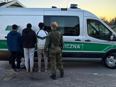 Funkcjonariuszka Straży Granicznej podczas wykonywania czynności służbowych Funkcjonariuszka Straży Granicznej podczas wykonywania czynności służbowych