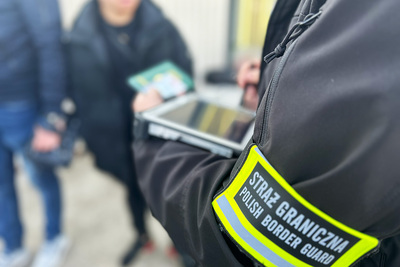 Funkcjonariusz Straży Granicznej podczas wykonywania czynności służbowych Funkcjonariusz Straży Granicznej podczas wykonywania czynności służbowych