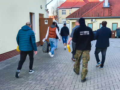 Funkcjonariusze Straży Granicznej podczas wykonywania czynności służbowych Funkcjonariusze Straży Granicznej podczas wykonywania czynności służbowych