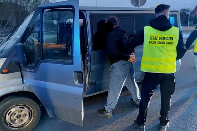 Funkcjonariusz Straży Granicznej podczas wykonywania czynności służbowych Funkcjonariusz Straży Granicznej podczas wykonywania czynności służbowych