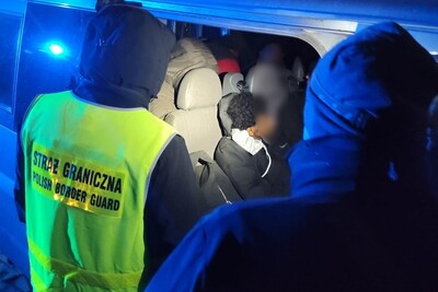 Funkcjonariusz Straży Granicznej podczas wykonywania czynności służbowych Funkcjonariusz Straży Granicznej podczas wykonywania czynności służbowych