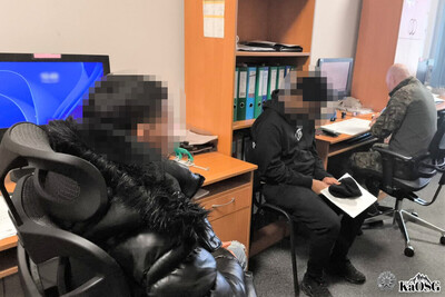 Funkcjonariusz Straży Granicznej podczas wykonywania czynności służbowych Funkcjonariusz Straży Granicznej podczas wykonywania czynności służbowych