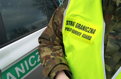 Funkcjonariusz Straży Granicznej podczas wykonywania czynności służbowych Funkcjonariusz Straży Granicznej podczas wykonywania czynności służbowych