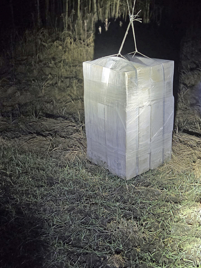 Pakunek z nielegalnymi papierosami Pakunek z nielegalnymi papierosami