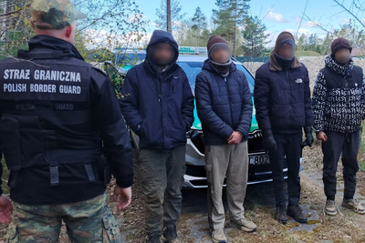 Funkcjonariusz Straży Granicznej podczas wykonywania czynności służbowych Funkcjonariusz Straży Granicznej podczas wykonywania czynności służbowych