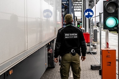 Funkcjonariusz Straży Granicznej podczas wykonywania czynności służbowych Funkcjonariusz Straży Granicznej podczas wykonywania czynności służbowych