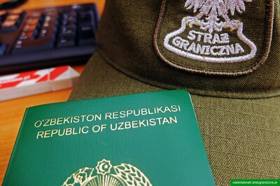 Paszport Republiki Uzbekistanu i czapka Straży Granicznej Paszport Republiki Uzbekistanu i czapka Straży Granicznej