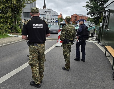 Funkcjonariusze Straży Granicznej i Policji podczas wykonywania czynności służbowych Funkcjonariusze Straży Granicznej i Policji podczas wykonywania czynności służbowych
