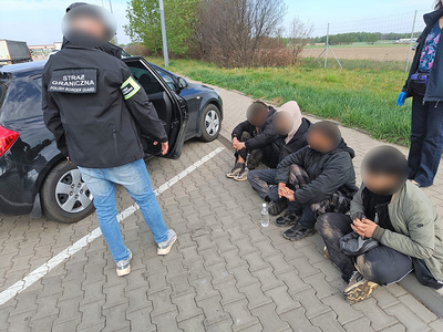 Polak i czterech cudzoziemców, podających się za obywateli Afganistanu, zatrzymanych na autostradzie A2 Polak i czterech cudzoziemców, podających się za obywateli Afganistanu, zatrzymanych na autostradzie A2