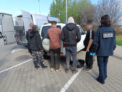 Polak i czterech cudzoziemców, podających się za obywateli Afganistanu, zatrzymanych na autostradzie A2 Polak i czterech cudzoziemców, podających się za obywateli Afganistanu, zatrzymanych na autostradzie A2