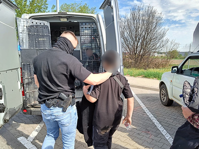 Polak i czterech cudzoziemców, podających się za obywateli Afganistanu, zatrzymanych na autostradzie A2 Polak i czterech cudzoziemców, podających się za obywateli Afganistanu, zatrzymanych na autostradzie A2