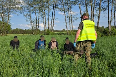 Funkcjonariusz Straży Granicznej podczas wykonywania czynności służbowych Funkcjonariusz Straży Granicznej podczas wykonywania czynności służbowych