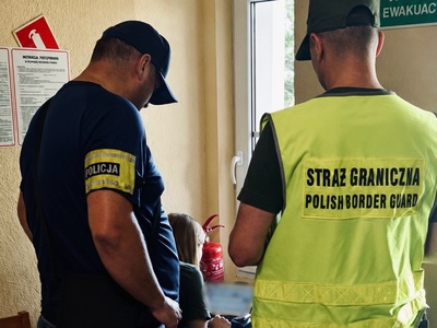 Funkcjonariusz Policji z funkcjonariuszem SG Funkcjonariusz Policji z funkcjonariuszem SG